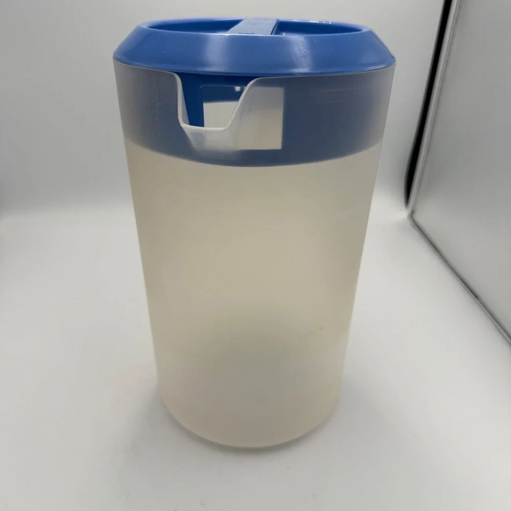 Rubbermaid 1 Gallon Plastic Pitcher with Blue 3-Way Lid 3.8L Frosted 2718 USA